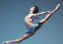 Flexibilidad y potencia. Martín Díaz Álvarez tiene unas condiciones innatas para el ballet.