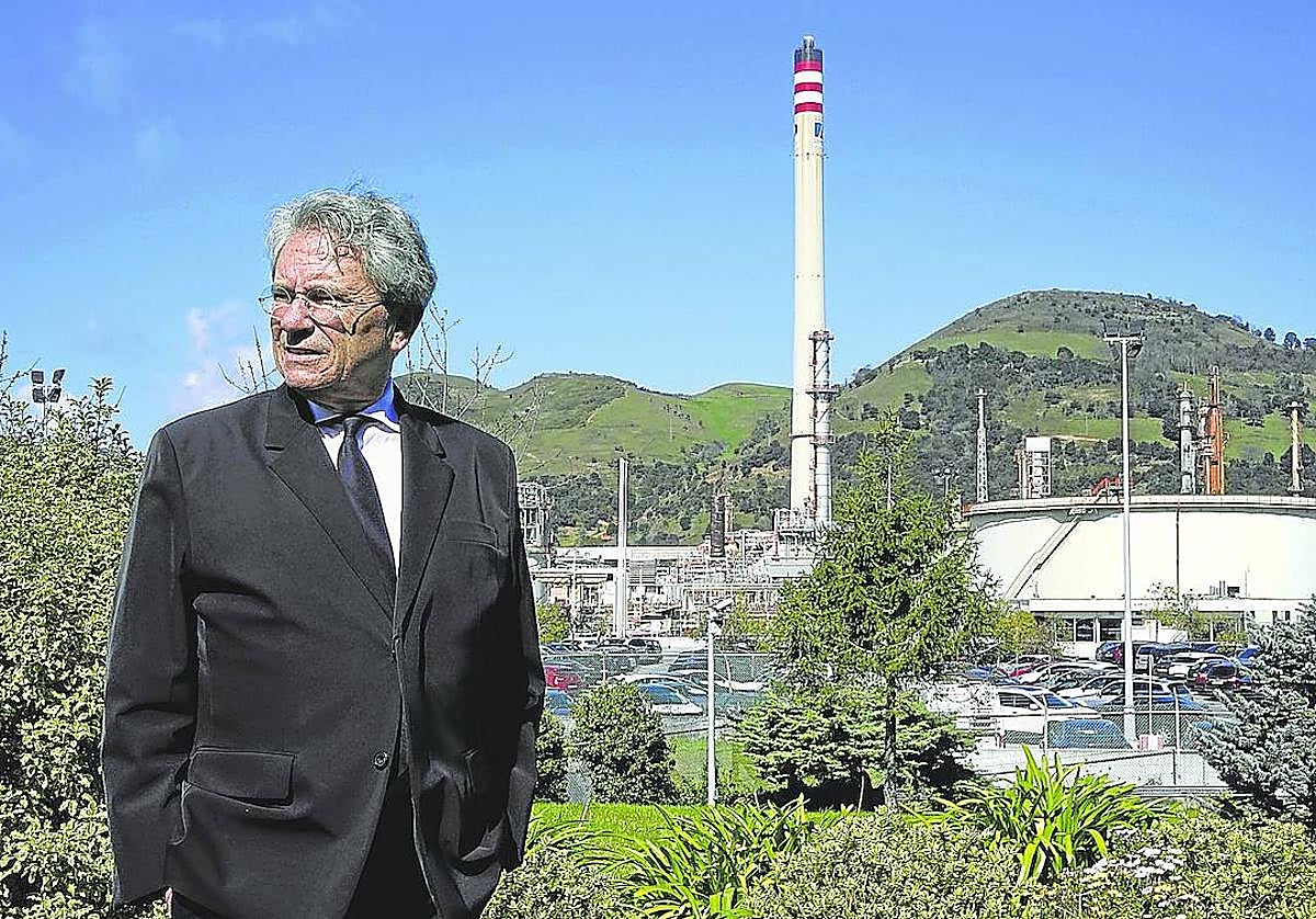 El presidente de Petronor, Emiliano López Atxurra, posa ante las instalaciones de la refinería vizcaína.