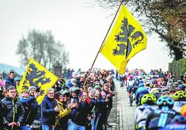 La pasión por el ciclismo se desborda en el Tour de Flandes, con un millón de personas a lo largo del recorrido.