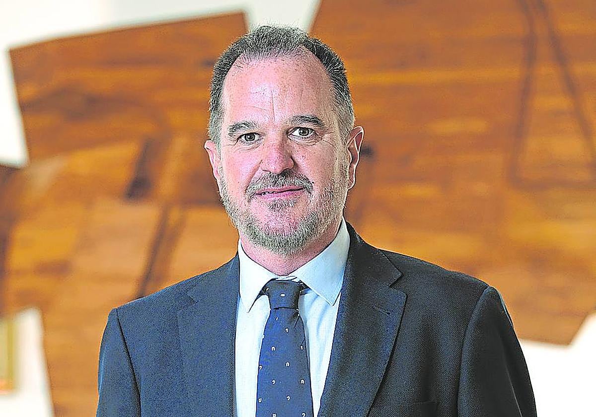 Iturgaiz posa en los pasillos del Parlamento vasco durante el pleno ordinario celebrado el jueves.