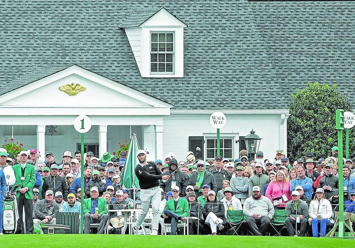 Un escenario legendario. Jon Rahm, el pasado año en el tee del 1 en la tercera jornada del Masters de Augusta.