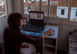 Una mujer teletrabaja desde su hogar.