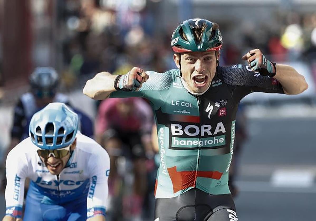 Ide Schelling (Bora) celebra su victoria en la segunda etapa de la Itzulia.