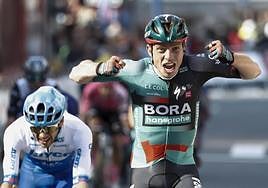 Ide Schelling (Bora) celebra su victoria en la segunda etapa de la Itzulia.