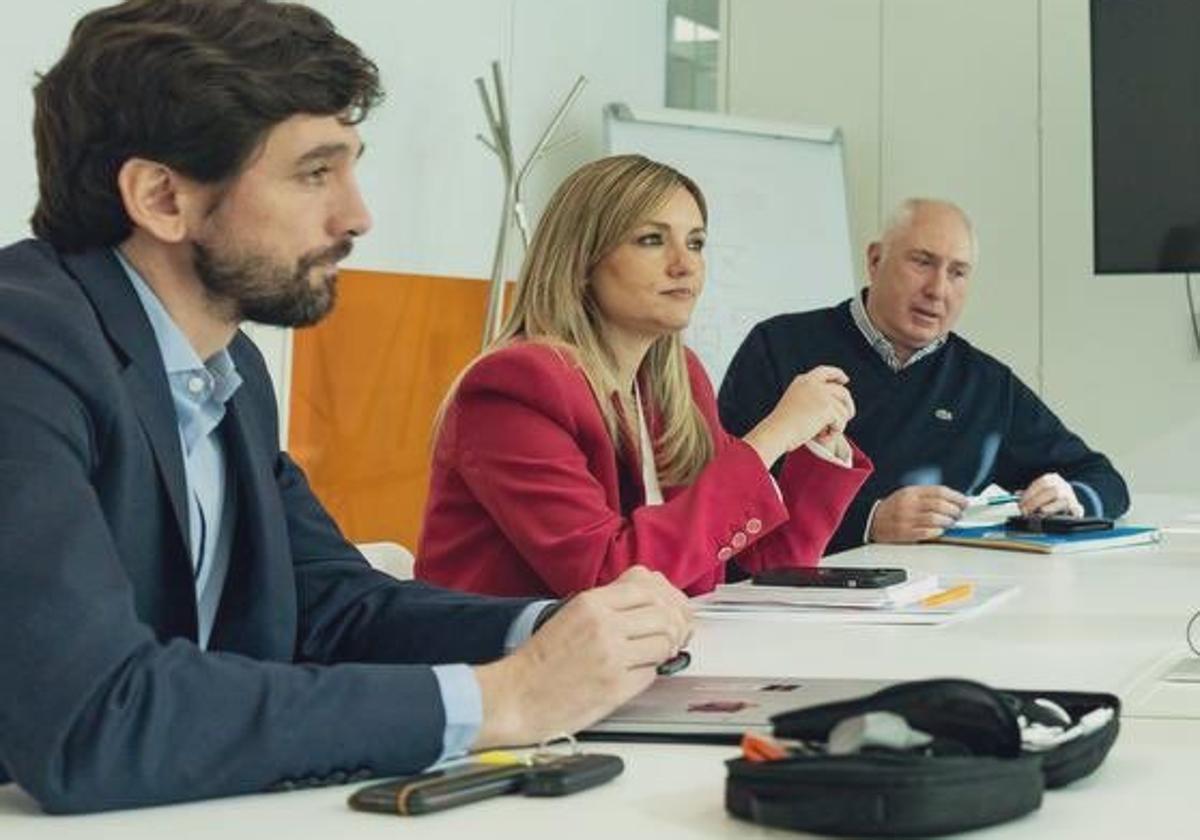 El líder de Cs Euskadi, José Manuel Gil (al fondo), junto a los dos nuevos líderes nacionales de Cs.