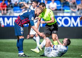 Lombardo tiende la mano a Luis Rioja después de una falta.