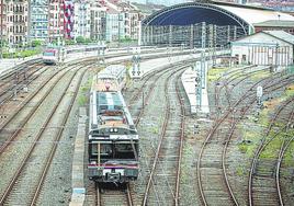 Un tren abandona la estación de Abando.