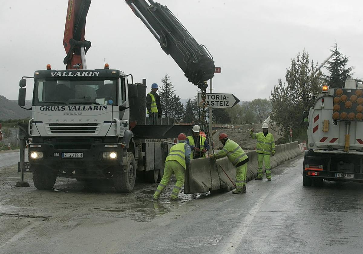 Trabajadores moviendo señales y elementos de tráfico.