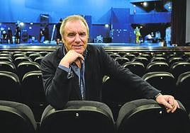 Carlos Morán, en el patio de butacas del Serantes Kultur Aretoa.