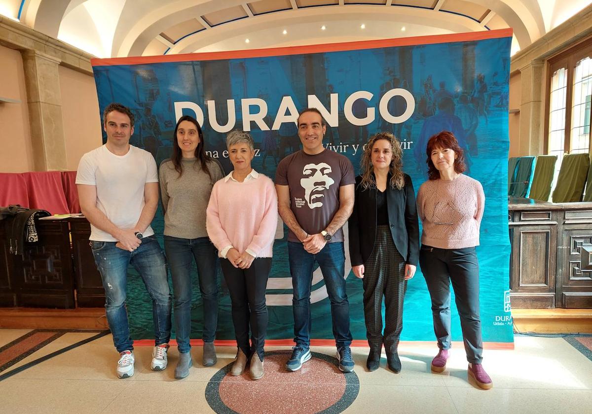 Representantes municipales y del Colegio de Psicólogos de Bizkaia en la presentación de los bonos en Durango