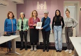 La directora de Emakunde, Miren Elgarresta, junto con Teresa Campos-López y el resto de autoras del estudio.