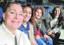 Pilar Garrido, segunda por la derecha, ayer en Anoeta.