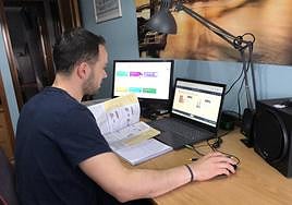 El teletrabajador sufrió un corte en la mano tras caerse contra el cristal de una puerta.