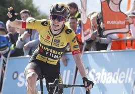 Vingegaard celebra su victoria en el muro de Hika.