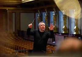 Thomas Adès dirigiendo la Filarmónica de Viena,