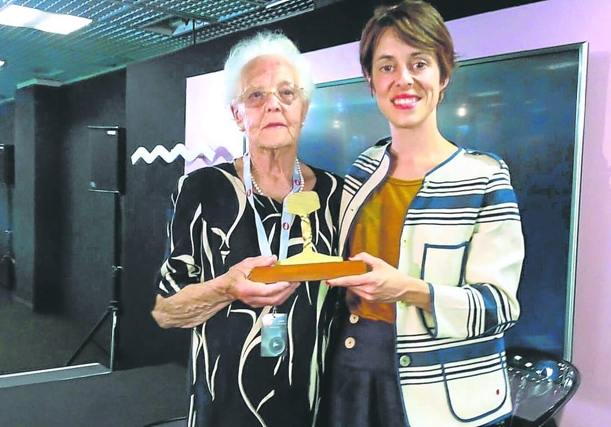 Begoña Suárez y Estíbaliz Urresola, con el premio de Cannes, uno de los primeros de 'Cuerdas'.