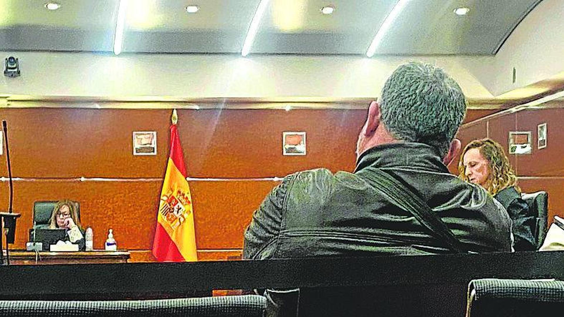 Diez años de cárcel al padrastro que violó repetidamente a su hijastra de  14 años en Vitoria | El Correo