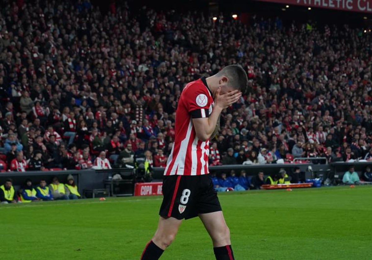 Oihan Sancet, abatido en San Mamés tras la eliminación.