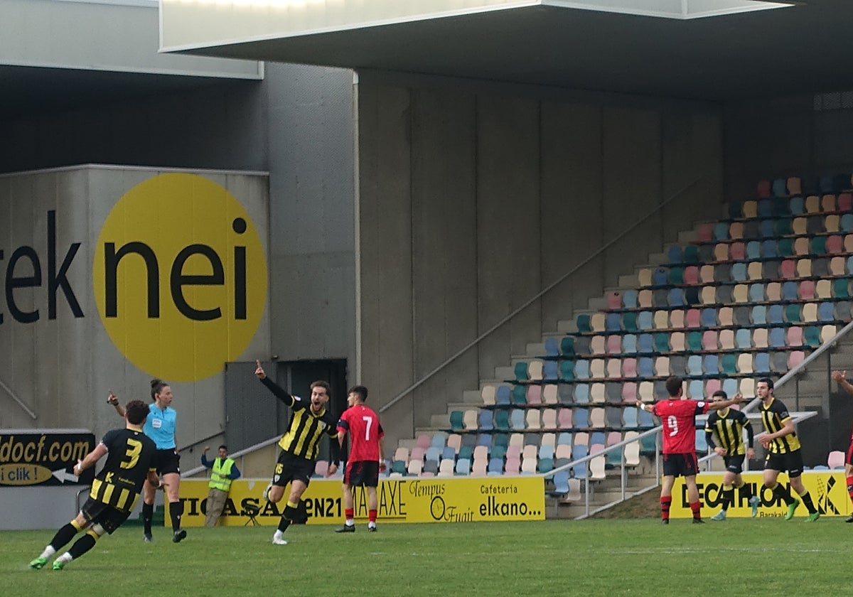 Jonan Obeso celebra el tercero de los ocho goles que marcó el Barakaldo al Aurrera Vitoria.