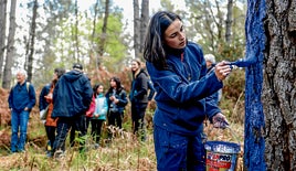 Una pintora del equipo de traslado de la obra, junto a un grupo de las visitas guiadas (se podrán hacer en turno de mañana, de lunes a domingo, hasta septiembre).