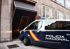 Llegada al juzgado de Avilés de los implicados en el incidente en el que una madre se precipitó desde un quinto piso con su hija.