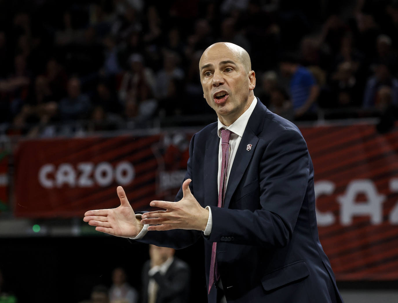 Joan Peñarroya gesticula durante el partido.