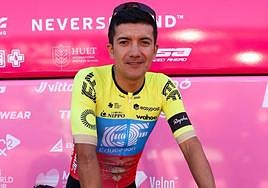 Carapaz posa delante del autobús del Education First antes de la salida de Santurtzi.