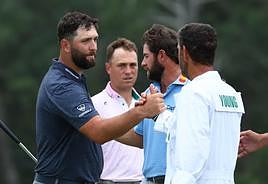 Jon Rahm, Cameron Young y Justin Thomas, en el último hoyo