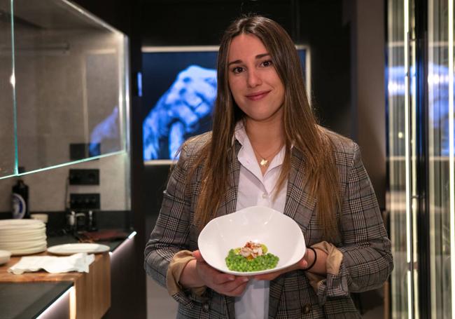 María Lasquibar, del KEA vitoriano con el caviar vegetal que le llega desde el Maresme y que sirve con caldo de jamón, yema de huevo y portobello laminado.