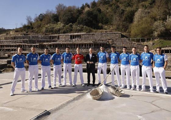 Los doce pelotaris participantes en el Manomanista posan ayer en la localidad alavesa de Salinas de Añana.