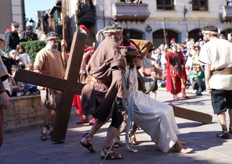 Imagen secundaria 1 - Balmaseda revive con pasión su Vía Crucis