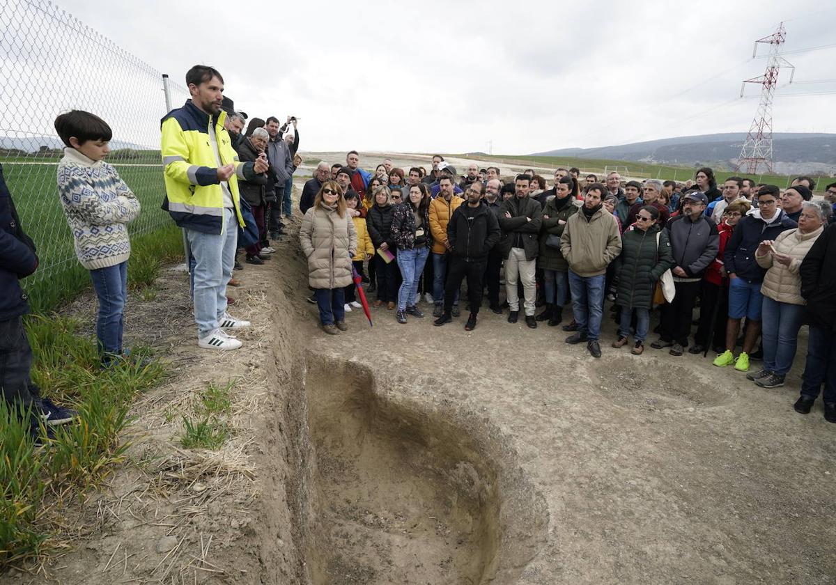 Las visitas guiadas del pasado fin de semana congregaron a varios cientos de visitantes. En la imagen, uno de los silos del poblado neolítico.