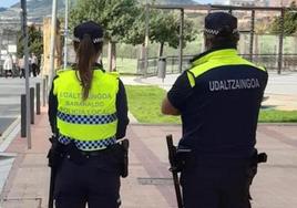 Dos agentes de la Policía Local de Barakaldo.