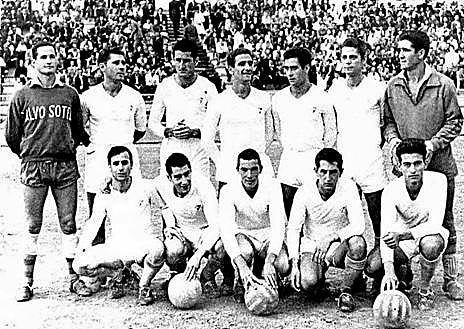 Imagen secundaria 1 - A la izquierda, once correspondiente al Andorra turolense en la década de la setenta. A la derecha, el albiazul Larrea. 