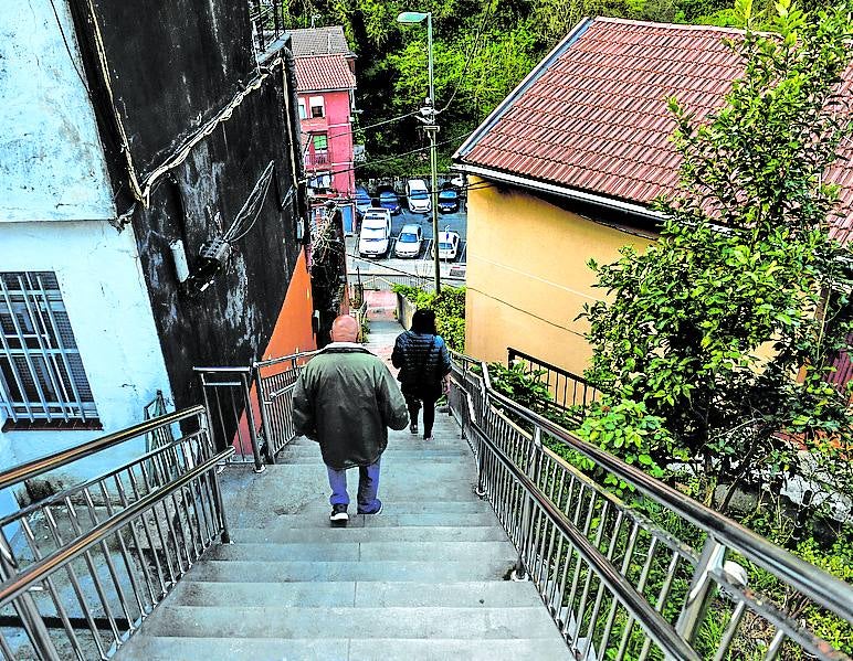 El drama de la accesibilidad. Cien escaleras separan las casas más altas de la carretera. Ello complica a los mayores salir, a las ambulancias socorrerles y a los Bomberos, extinguir incendios.