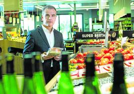 Fernández de Barrena, en uno de los supermercados que la cadena tiene en Irún.