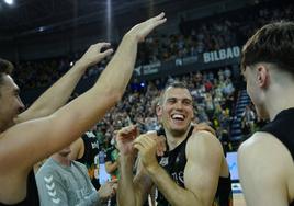 Jugadores del Bilbao Basket felicitan a un emocionado Radicevic.