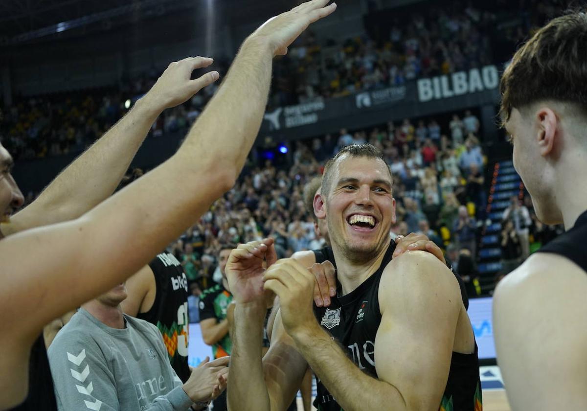 Jugadores del Bilbao Basket felicitan a un emocionado Radicevic.