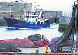 El pesquero 'Gorostiaga Hnos 2', de Zierbena, se dispone a descargar sardina en Ondarroa.