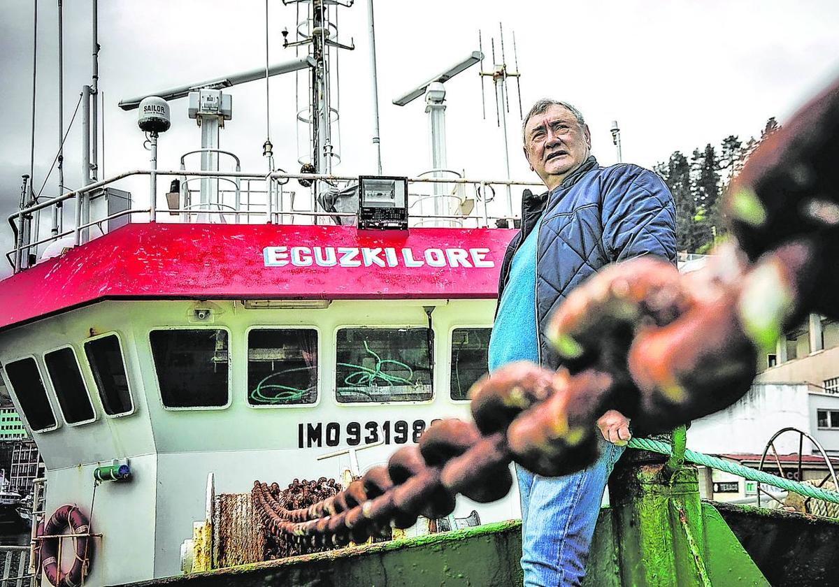 José Ramón Blanco, en la proa del 'Eguzki Lore', atracado en el puerto de Ondarroa.