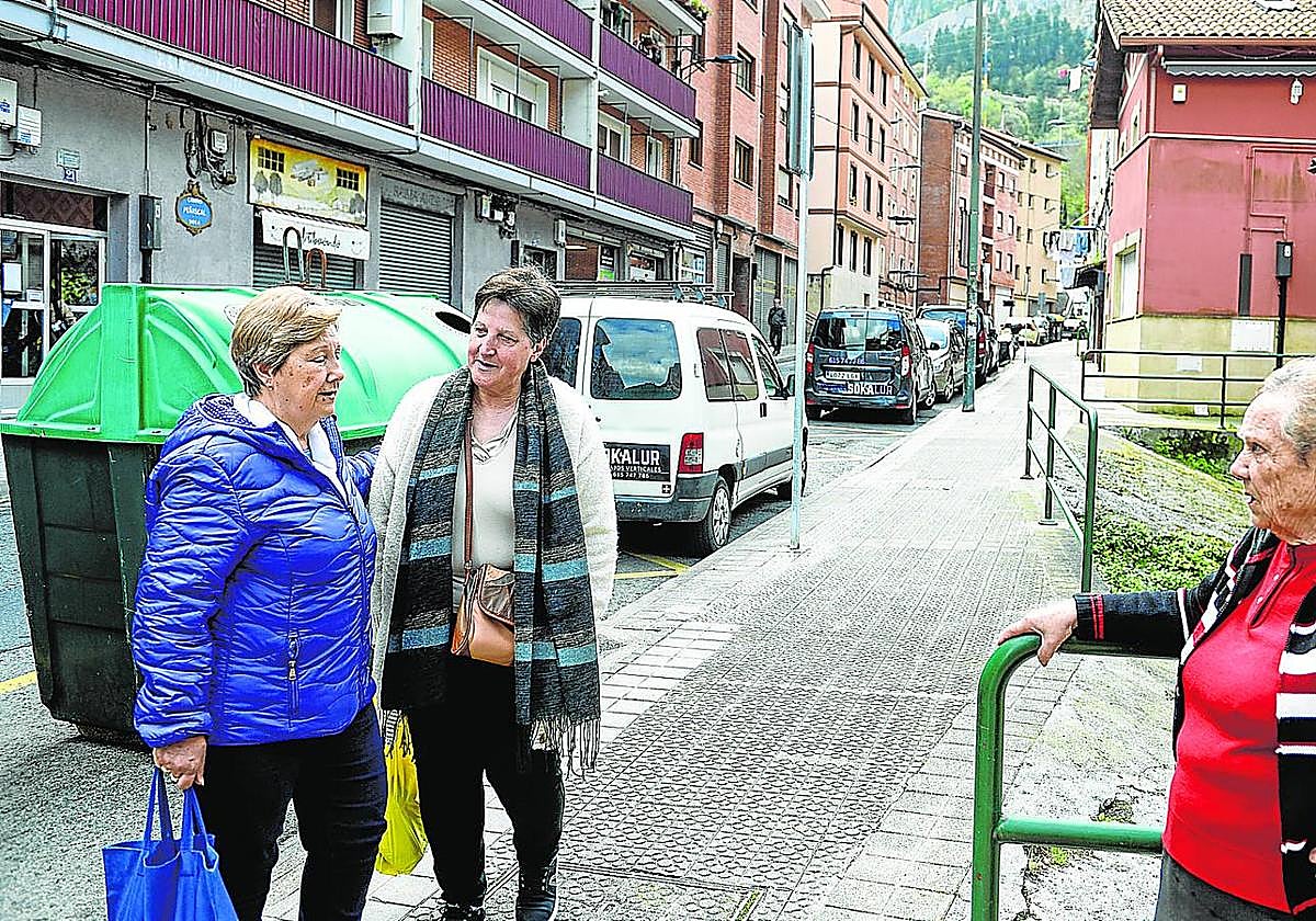 Vecinas de El Peñascal charlan sobre la regeneración del barrio en uno de los espacios centrales, frente a los pocos comercios que existen.