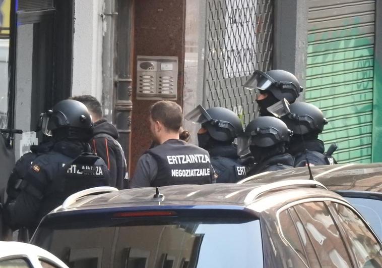 Agentes de los Bizkor escoltan al negociador de la Ertzaintza antes de la intervención.