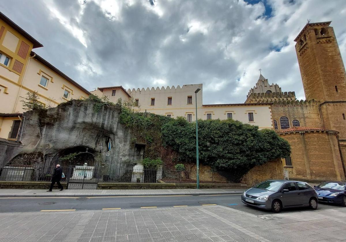 Imagen de los principales edificios de los Padres Trinitarios, incluida la iglesia, en pleno casco urbano de Algorta.