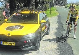 Maassen y Vingegaard charlan tras ascender el alto de Jaizkibel.