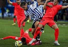 Javi López, cuya potencia el equipo agradeció tras el descanso, logra marcharse a trompicones del visitante Valera antes de una clara ocasión que tuvo.