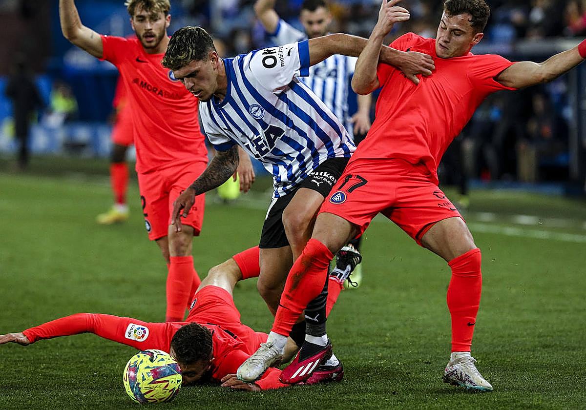 Javi López, cuya potencia el equipo agradeció tras el descanso, logra marcharse a trompicones del visitante Valera antes de una clara ocasión que tuvo.