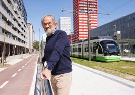 Raimundo Ruiz de Escudero, junto a una parada del tranvía a Salburua.