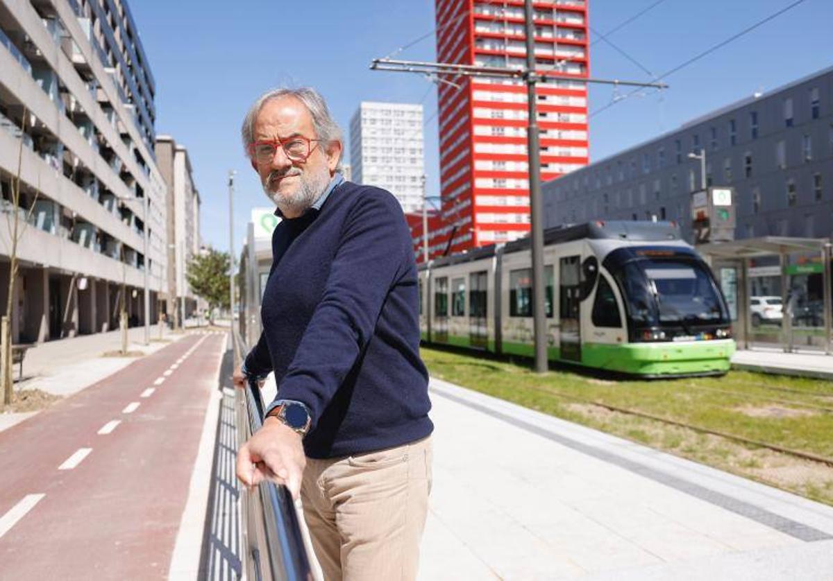 Raimundo Ruiz de Escudero, junto a una parada del tranvía a Salburua.