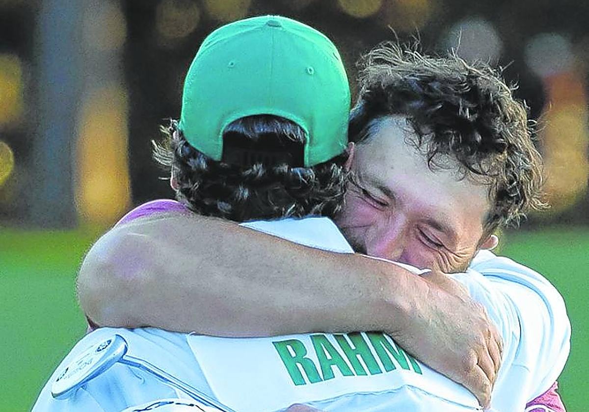 Rahm celebra el triunfo con su caddy Adam Hayes
