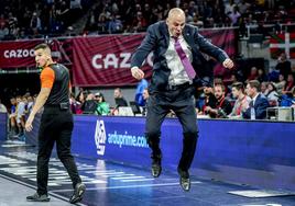 Enérgico salto del entrenador azulgrana en la banda del Fernando Buesa Arena.